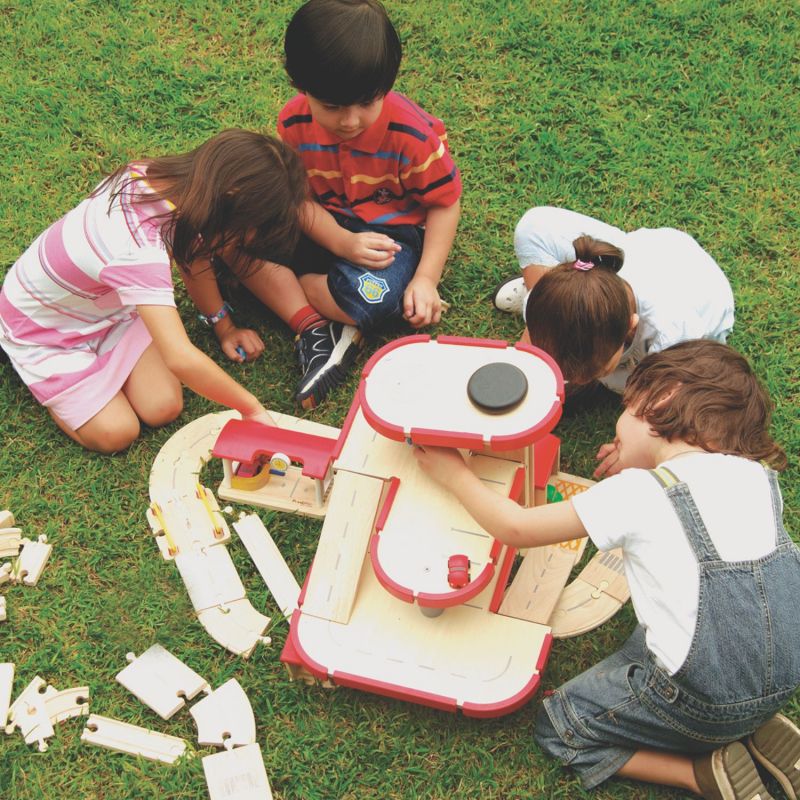 Image d'ambiance de présentation du produit Grand garage en bois - Plan Toys